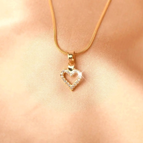 Jewelry - NWOT 🥀 18K Gold Plated Women's Heart Necklace Accessory